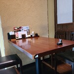 九州うまいもんと焼酎 芋蔵 - 席は仕切りが適度にあり、静かにいただくことができます