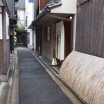 山玄茶 - 玄関前の小路風景