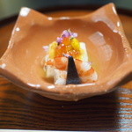 汲上湯葉豆腐。雲丹・いくら乗せ、車海老・水前寺海苔添え