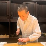 こま田 - 鰆の塩タタキに包丁を入れる駒田氏。真剣な眼差しが印象的です