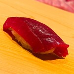 こま田 - 大畑に水揚げされた赤身の漬け。心地良い酸味と煮切りの絶妙な塩味、シャリの酢、本山葵の香りが一体となって口中で暴れます