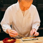 こま田 - 山口産のムラサキウニを細巻きに仕上げます