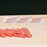 こま田 - 手前が大トロ、奥が春子鯛です。軽く酢洗いして馴染ませているところ