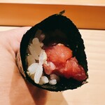 こま田 - 大トロと赤身を軽く叩いて手巻きにしました