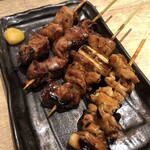 アカマル屋 - ・豚かしら（タレ）：２０９円 ・豚ハラミ（タレ）：２０９円 ・豚シロ（タレ）：１９８円 ・レバー（鶏、タレ）：１９８円