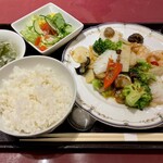 創作料理 YAESU BISTRO - エビとイカのXO醤炒め