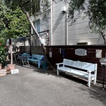 パンタイム - 奥にはベンチとテーブルあります