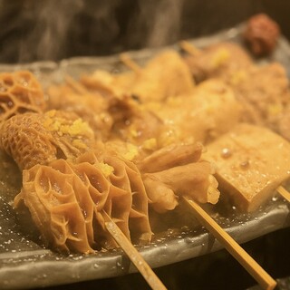 当店の看板メニュー！柔らかく旨味溢れる「牛串煮込み」