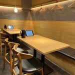 和ダイニングみつ橋 - 店内の一部　4人がけテーブル席にはタッチパネルとポットが設置されている