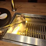 焼肉うしごろ - 鹿児島県産の大判サーロインを、網の鉄板で焼く様子その4です。