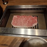 焼肉うしごろ - 鹿児島県産の大判サーロインを、網の鉄板で焼く様子その2です。