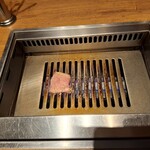 焼肉うしごろ - 極みのタンを、網の鉄板で焼く様子のその1です。