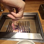 焼肉うしごろ - 鹿児島県産の大判サーロインを、網の鉄板で焼く様子その3です。