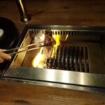 焼肉うしごろ - 鹿児島県産の大判サーロインを、網の鉄板で焼く様子その7です。
