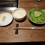 焼肉うしごろ - レモン、魚沼産コシヒカリご飯、うしごろサラダです。