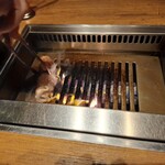 焼肉うしごろ - 鹿児島県産の大判サーロインを、網の鉄板で焼く様子その6です。