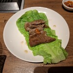 焼肉うしごろ - 網の鉄板で焼いた鹿児島県産の大判サーロインを、ポン酢に浸けた後サムジャンと一緒にサンチュの上にのせたもののその4です。