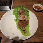 焼肉うしごろ - 網の鉄板で焼いた鹿児島県産の大判サーロインを、ポン酢に浸けた後サムジャンと一緒にサンチュの上にのせたもののその3です。