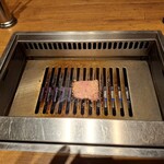 焼肉うしごろ - 極みのタンを、網の鉄板で焼く様子のその2です。