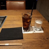 焼肉うしごろ 西麻布本店 - コーラとお冷です。