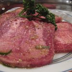 和田 - 上タン塩　\2,000-　　見よ　この厚さを！