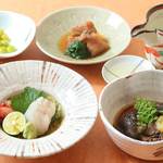 酒菜　治右衛門 - 店自慢の新鮮な魚を使った料理。