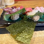 晴れのち晴れ - ■豊洲のお刺身おまかせ5点盛り・裏に赤酢シャリと海苔。
