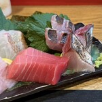 晴れのち晴れ - ■豊洲のお刺身おまかせ5点盛り・右から鰆、イサキ炙り、中トロ。
