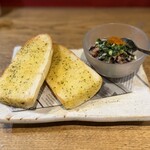 晴れのち晴れ - ■ねぎとろとアボカドのタルタル ガーリックトースト添え ¥869