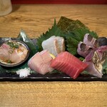 晴れのち晴れ - ■豊洲のお刺身おまかせ5点盛り ¥2.739・なんとサービスで6点盛りに！