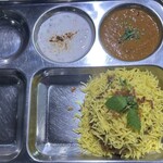 バンゲラズ スパイス ビストロ&カフェ - チキンビリヤニプレート(ハーフ)1100円税込、ライタ付き、カレー付き、エスニックも食べてたのでハーフにしてみた。このカレーがかなり辛くて汗が噴き出した。ライタで中和。
