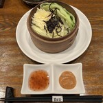 串兵衛 - 串兵衛名物のお通し・キャベツのせいろ蒸し1人440円、写真は2人前、おかわり無料、自家製2種のソースで