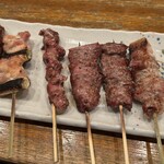 串兵衛 - 串焼き6本セット1380円税込、以下内税表記、とり3本・ブタ3本のおまかせ盛り