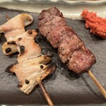 串兵衛 - 焼鳥:やげんなんこつ、焼きとん:かしら各250円