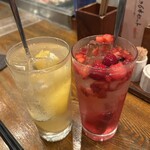 串兵衛 - 凍結レモンサワー、凍結ベリーサワー各650円、中だけ420円でおかわりできる。