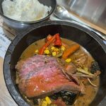 十勝ハーブ牛焼肉 MONMOM - 「十勝ハーブ牛ローストビーフとごろっと野菜の北海道スープカレー」2,200円