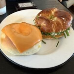 London Bagel Museum - ジャーマンポテト（左）、ニラチーズ（右）