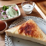 エムカフェ - ③アーモンドトースト・サラダ・ゆで玉子・ヨーグルト