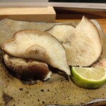 居酒屋はかたんもん - 大きな椎茸の炭火焼き。塩を付けて頂きました。最高！