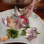 居酒屋はかたんもん - 鯵の活き造り。ちょっと前まで元気に泳いでました。