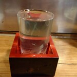 居酒屋はかたんもん - 日本酒(*ˊ˘ˋ*)  名前忘れた…   3種類の日本酒あって、そのうち2種類頂きました。