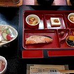 ニュー泊崎荘 - 朝食膳とサラダ、納豆