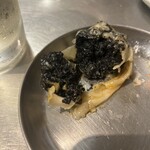 渋谷 半地下酒場 - 中は真っ黒！粉末が大量に入ってる食感でザリザリします