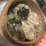 渋谷 半地下酒場 - ノーマル焼売と担々焼売　各種2個からOK 担々焼売がほんとーに担々麺の味でびっくりします！めちゃつまみ味で好きな味。香辛料と網エビみたいな大量の粉末ザリザリ感があります。