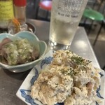 渋谷 半地下酒場 - ポテサラ　砂肝青唐辛子　ポテサラは山盛りです！多分既製品ベースにウインナーと味付けを足してるやつ。