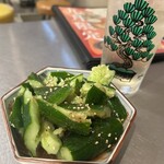渋谷 半地下酒場 - シンプルにたたききゅうり。山盛りで嬉しい