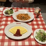 MAGO HACHI KITCHEN - オムライスとスパゲティ、セットのサラダ。