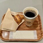 猿田彦珈琲 - 料理写真:国産発酵バターのクロワッサン297円、ホットコーヒーS480円