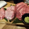 焼肉一心たん助 旦 - 上たん塩（黒）、上たん塩（白）、厚切り牛タン。