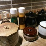 勝烈亭 新市街本店 - ソースとつけもの等。つけものは食べ放題＾＾